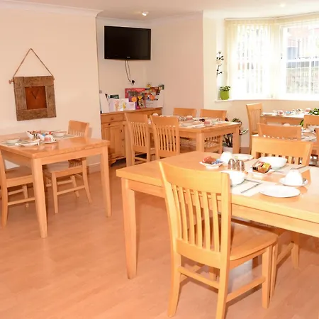 Pinewood House 3*