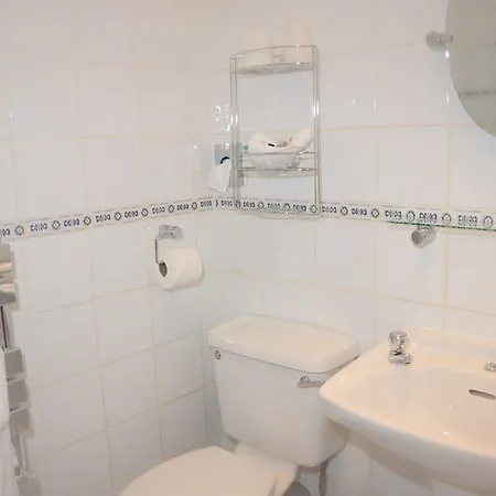 Pinewood House Konukevi 3*