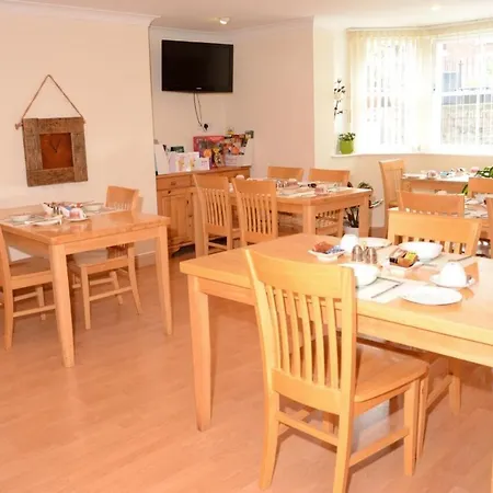 Pinewood House 3*