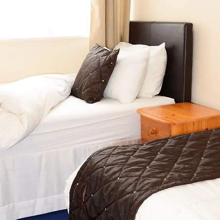 Pinewood House 3*