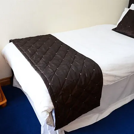 Pinewood House 3*