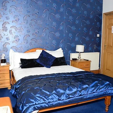 Pinewood House 3*
