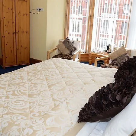 Pinewood House Penzion 3*