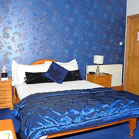 Pinewood House 3*