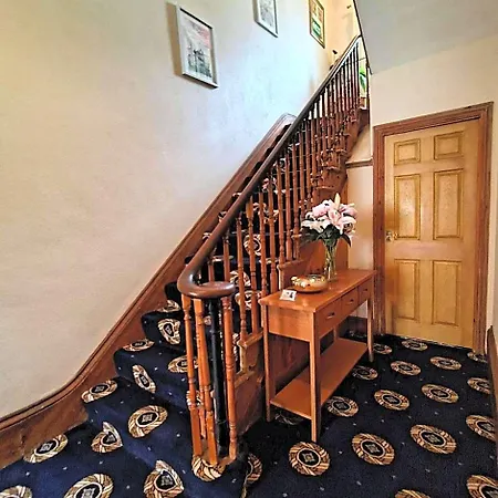 Pinewood House 3*