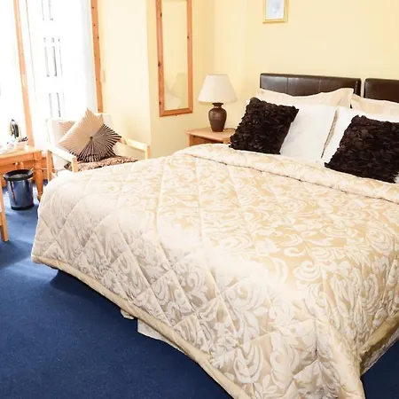 Pinewood House Penzion 3*