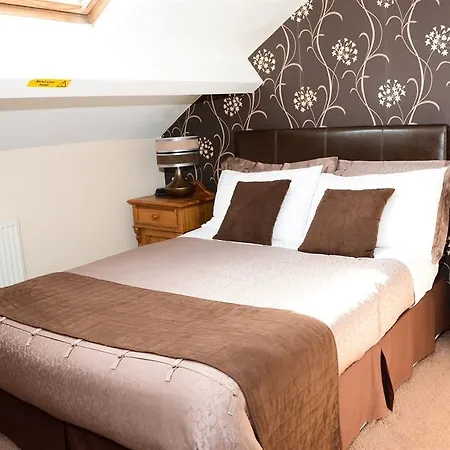 Pinewood House Pensionat 3*