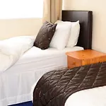 Pinewood House 3*