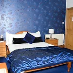 Pinewood House 3*